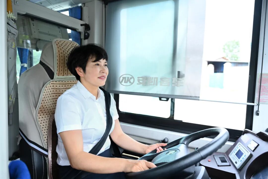 車輪上的堅守：全國勞模李小英的公交芳華