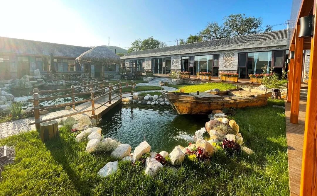 吃一顿丰盛的海鲜大餐,四方庭院里看小桥流水,品茗听琴……在静静流淌