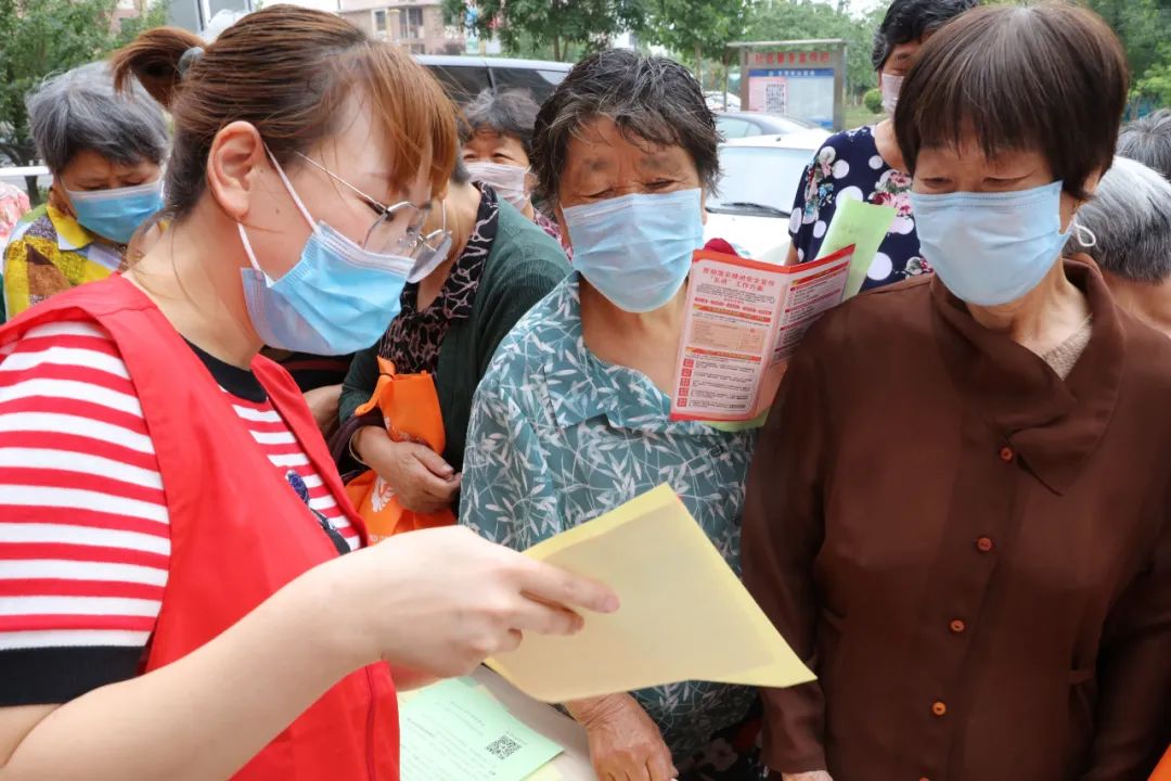 食品安全進社區共建誠信家園西青區精武鎮舉辦食品安全宣傳週宣傳活動