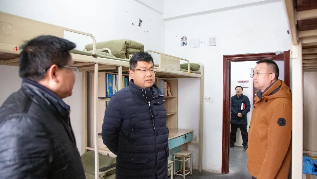 二中学,盘江小学和沿山中学等地,王伟超实地查看了学校食堂,学生宿舍