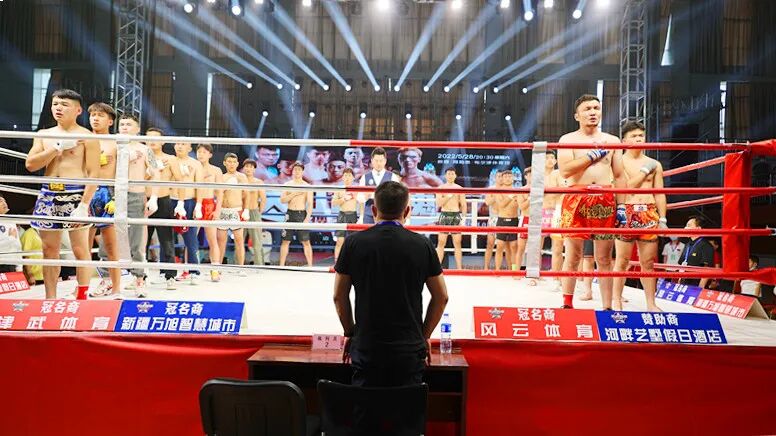 第一场比赛中，双方一上场就展开了激烈的重拳互攻，紧张又刺激的比赛将现场一次又一次推向高潮。