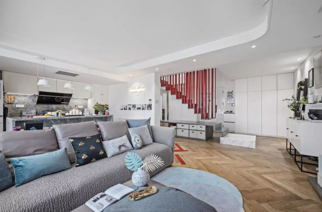 阁楼楼梯在客厅装修设计图_装修客厅有楼梯装什么门好看_有楼梯的餐