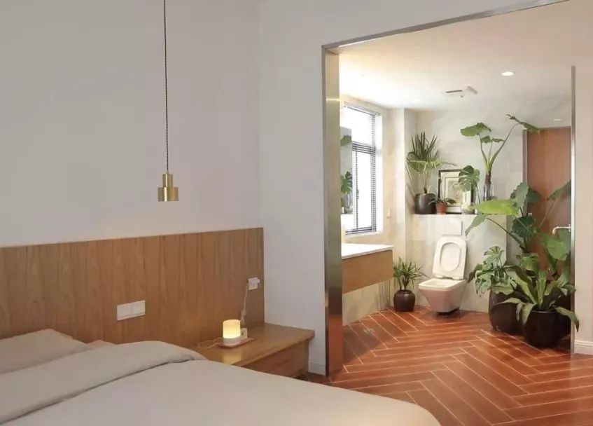 市中心57㎡最强违建房：没屋顶，一家五口每天露营、烧烤、泡温泉