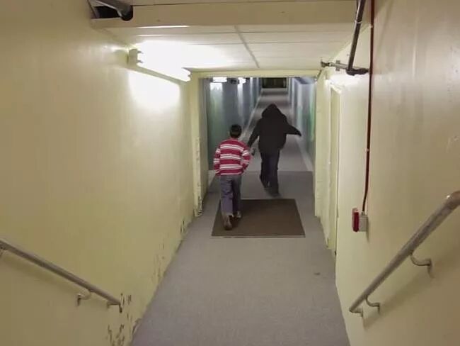 全球最孤独的小镇，街上没有人，全镇300人挤在一栋楼，闭门不出，唯一酒吧是中国人开的