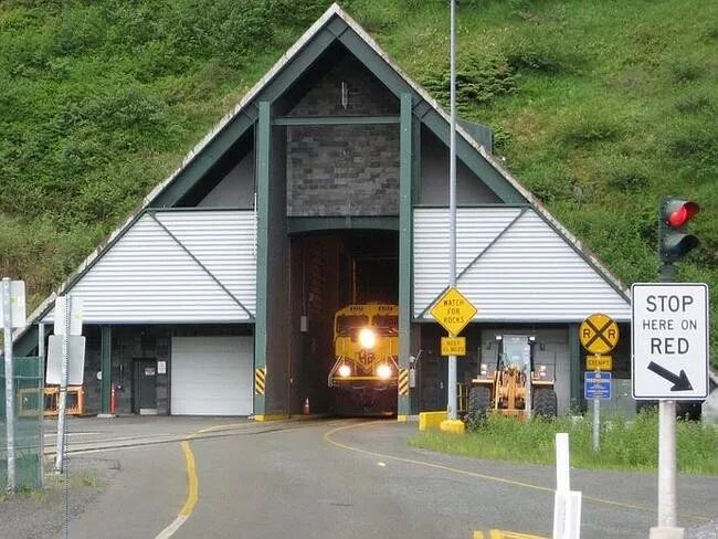 全球最孤独的小镇，街上没有人，全镇300人挤在一栋楼，闭门不出，唯一酒吧是中国人开的