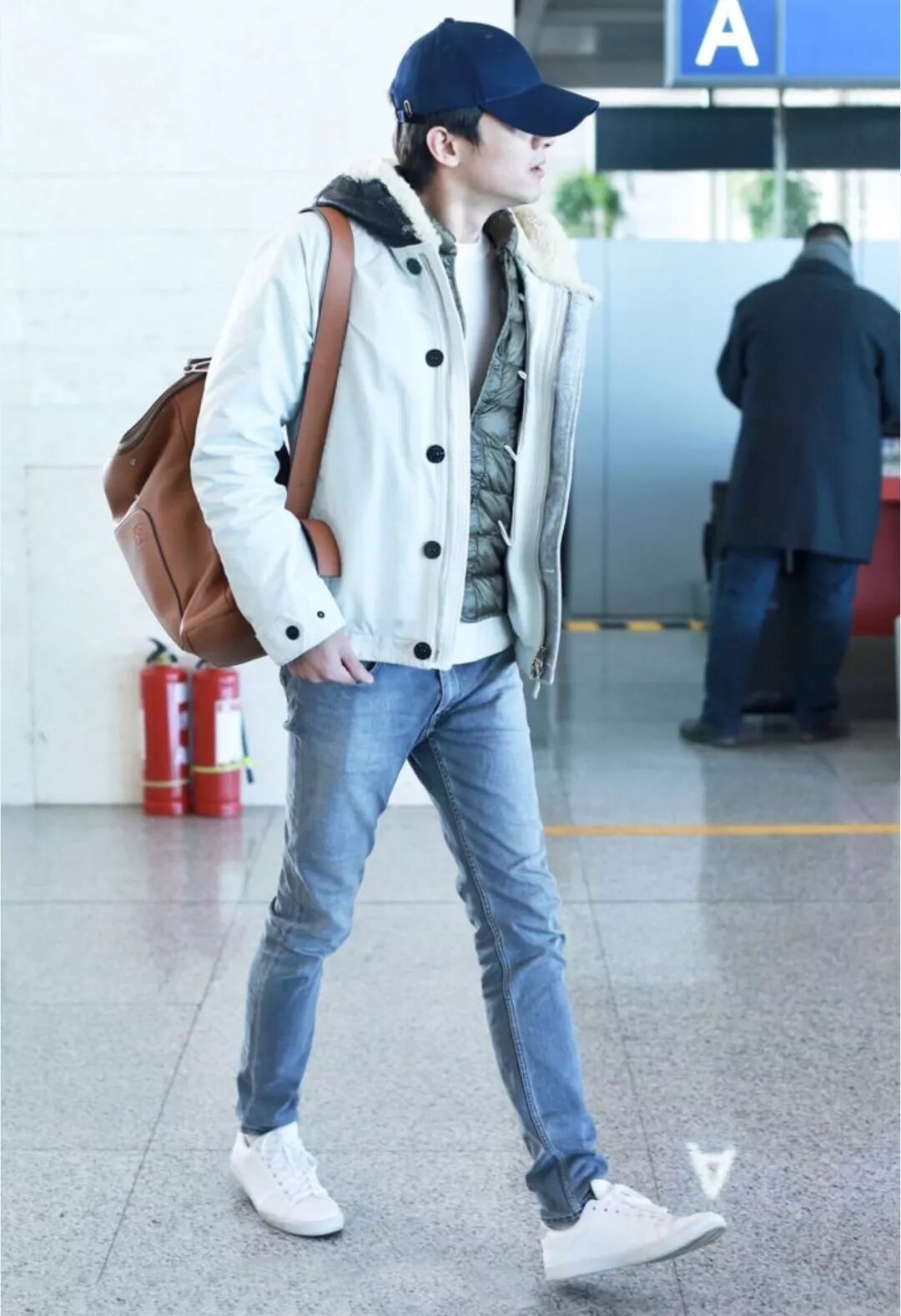 （预览的晚，所以文章的人另加寄礼品）是不是帮你的男评选一个Isson、流行时尚、新颖又不娘的包(图4)