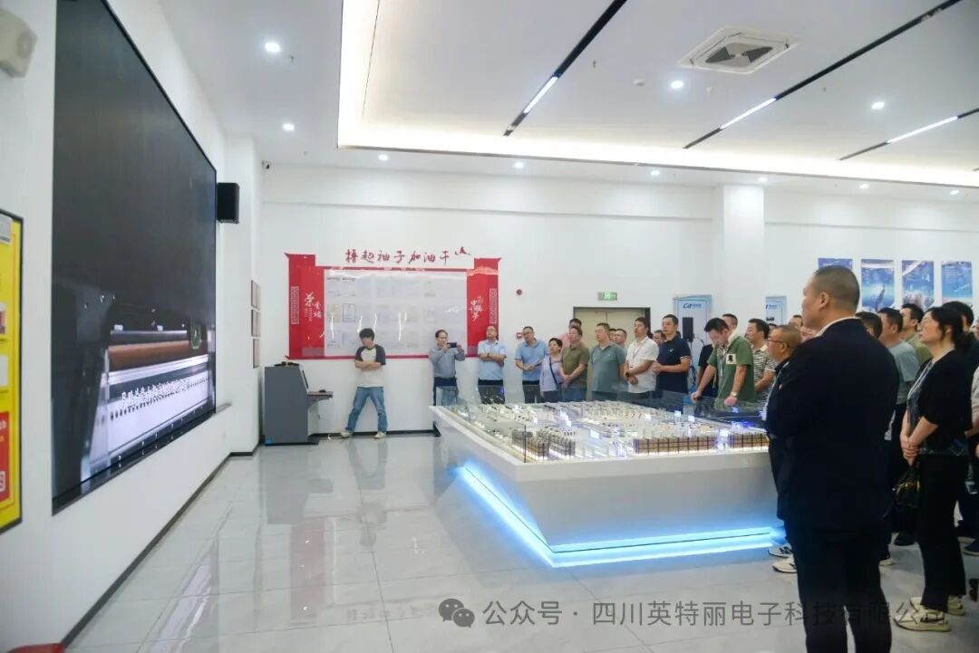 探访智能制造标杆：四川百名公务员走进英特丽电子"取经"(图2)