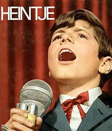 为了改善家庭的困境,他家里开起了一个小咖啡店,小海因切时常在店里