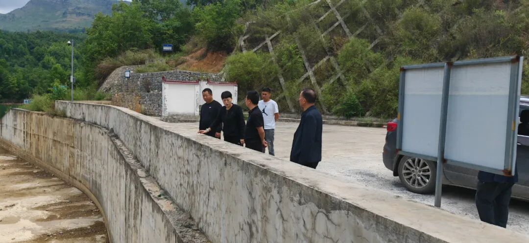 禄祎到郎岱镇把利村对阿雨水库进行汛期安全巡查