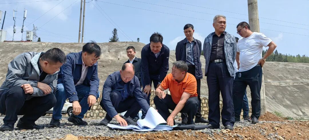 5月7日,范三川到盘州市大山镇调研督导地质灾害隐患点防治工作.