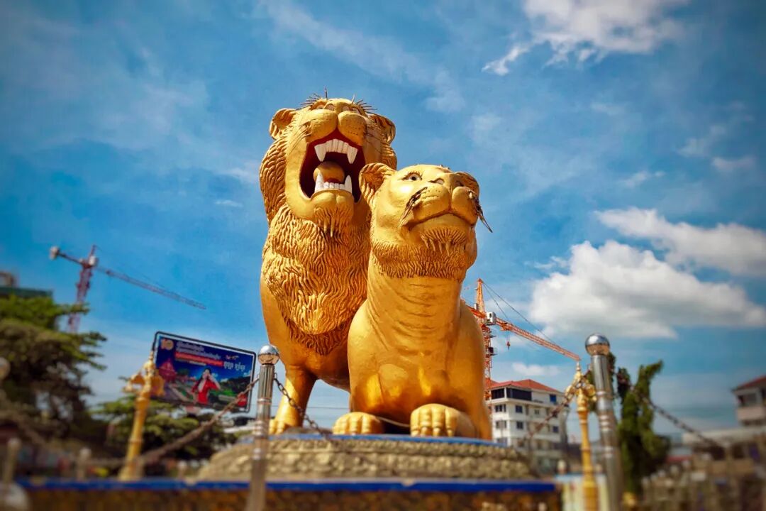 这就是西哈努克著名的双狮广场,雄狮向着离其最近的海港方向眺望延伸