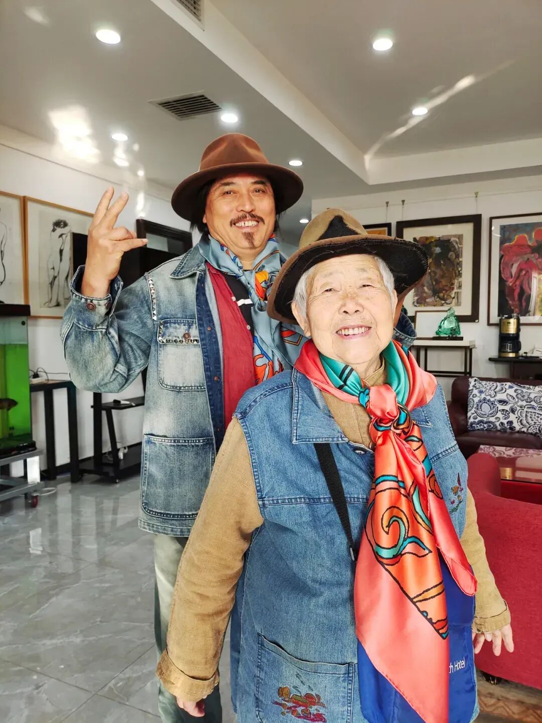 耿玉琨和学生杨树峰合影如今,尽管已经90岁高龄,耿玉琨依然充满活力.