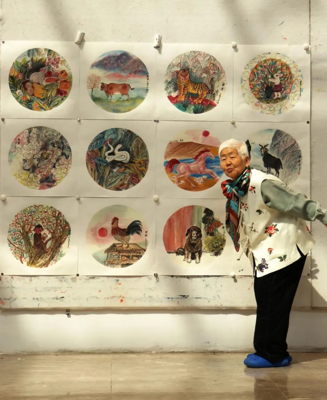 他们的学生杨树峰将独自生活的耿玉琨接到了自己的工作室,照料她的