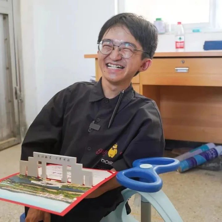 乐开花！“扭扭车”男孩收到录取通知书，又有新目标
