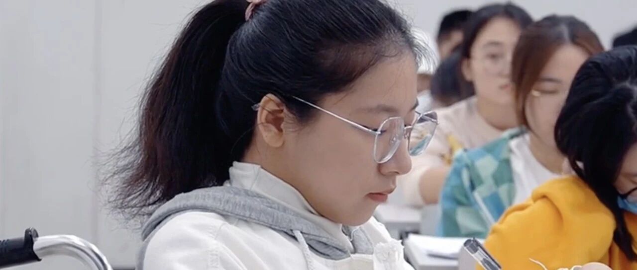 “趴着学习”超十年！24岁轮椅女生拿到这个“特别奖学金”