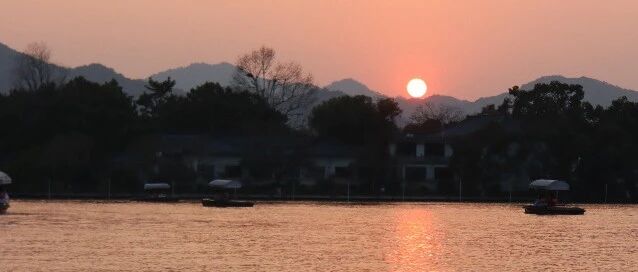 夜思 | 搞笑女没有爱情？