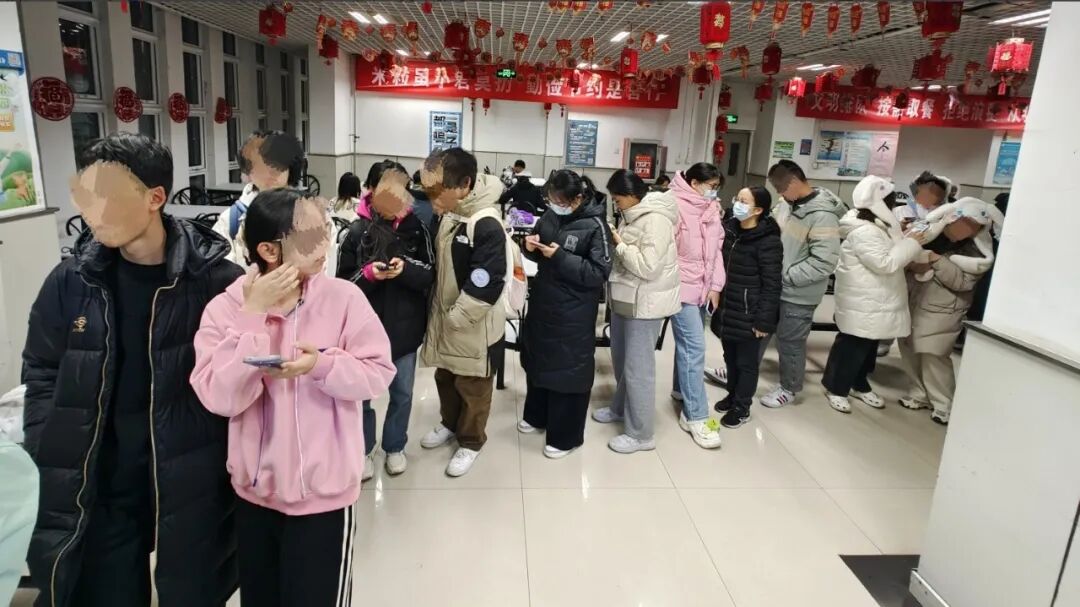 清北人三大高校轮番争抢，“鹅腿阿姨”凭啥爆火？