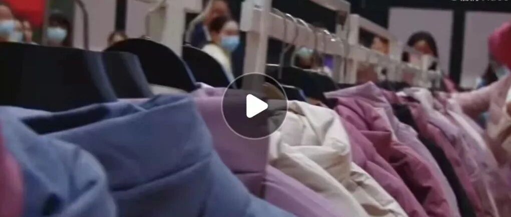 暖！高校免费给学生送棉衣，款式多样