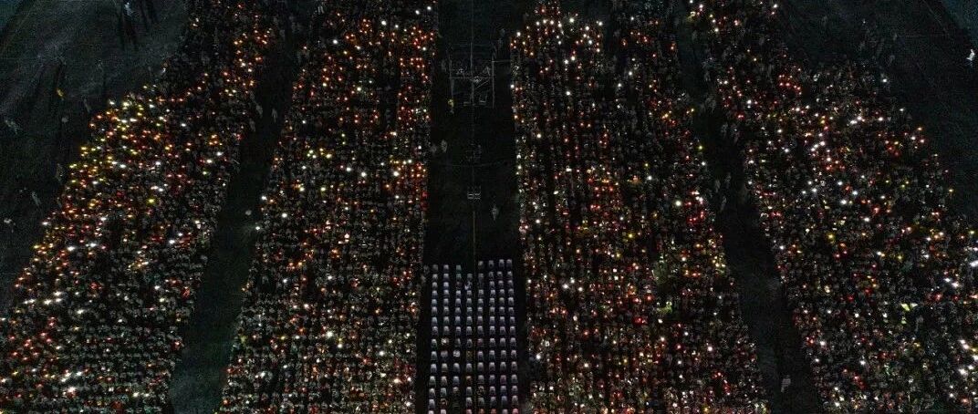 高校给大学生发奖158万元！昨夜这一幕太震撼