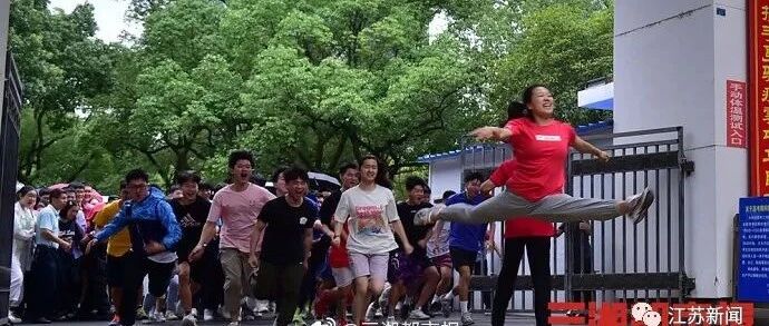 考完了，一字马女孩火了！网友：开心到劈叉