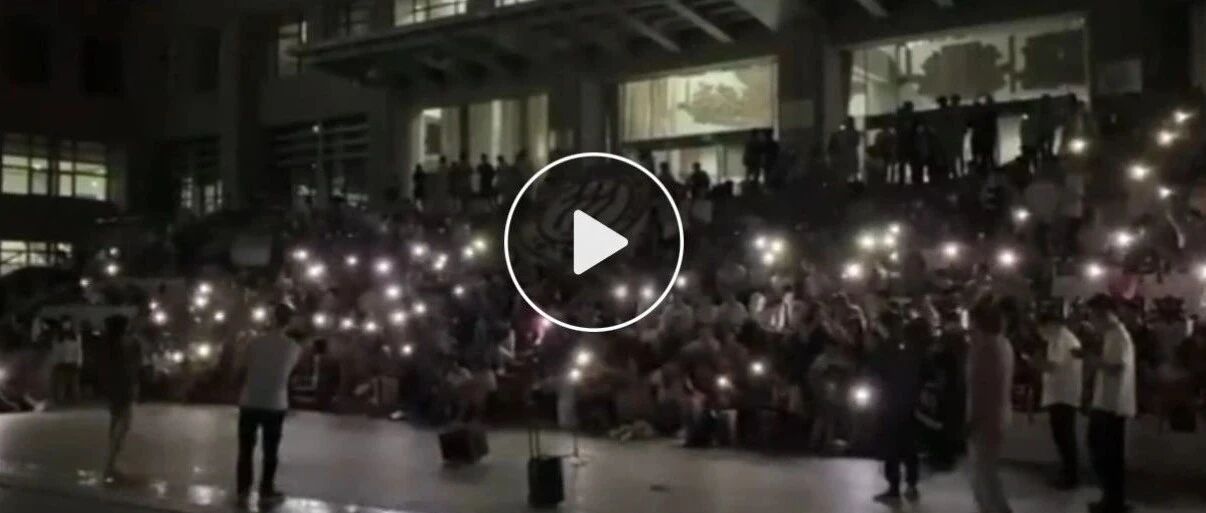 气氛拉满！高校补办毕业典礼，这些专属礼物太戳心......