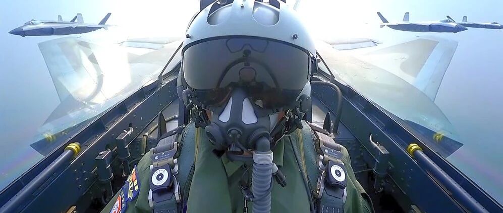 震撼！天安门广场，“巨轮”与歼-20同框！