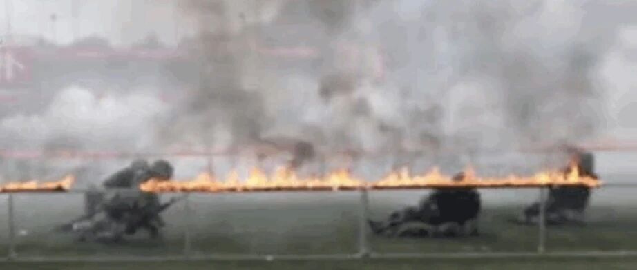 大学操场“硝烟”四起！这一幕绝了...