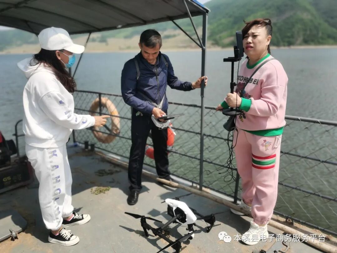 本溪满族自治县电子商务公共服务中心负责人孟凡隽邀请县电子商务领导小组办公室主任王玉波到南甸镇马城子村级电商服务站线下辅导直播业务