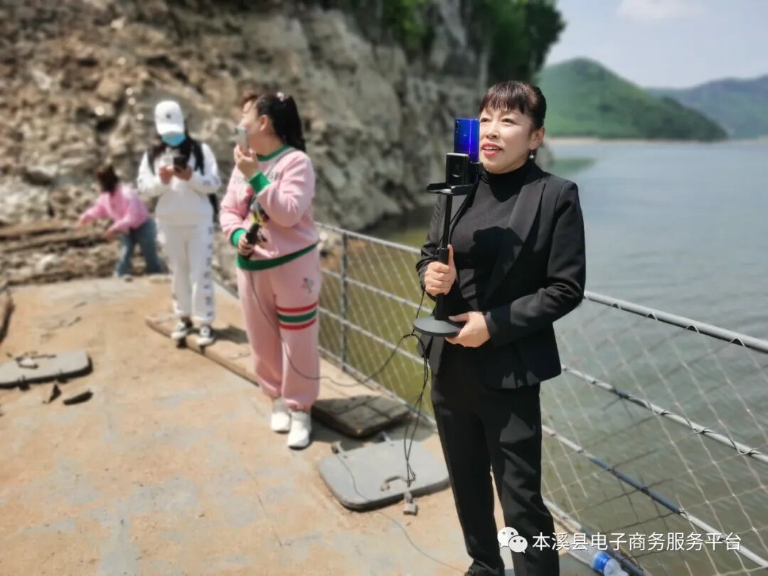 本溪满族自治县电子商务公共服务中心负责人孟凡隽邀请县电子商务领导小组办公室主任王玉波到南甸镇马城子村级电商服务站线下辅导直播业务