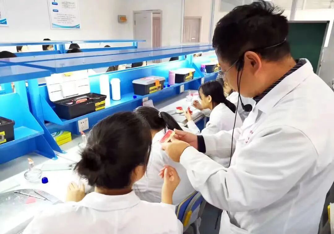 石家莊白求恩醫(yī)學(xué)院口腔專業(yè)實訓(xùn)01.jpg