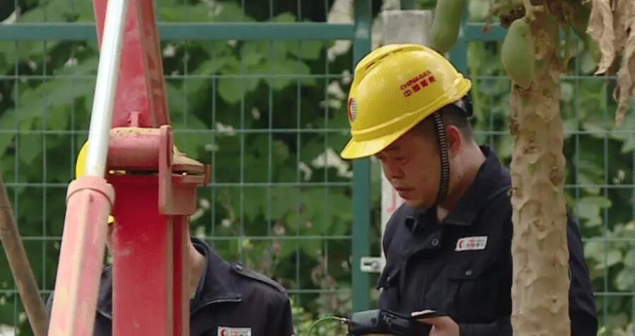 勘察外业注意安全！今天下午广西某勘察钻机打爆燃气！泄露燃气喷射七八米高！的图3