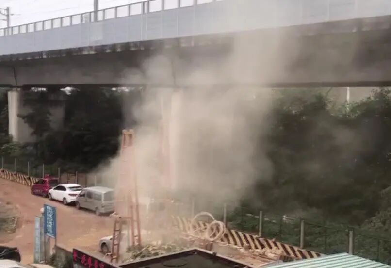 勘察外业注意安全！今天下午广西某勘察钻机打爆燃气！泄露燃气喷射七八米高！的图1