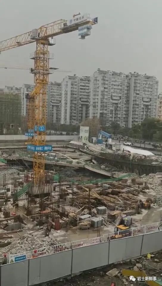 突發！杭州某內支撐基坑臨近道路一側垮塌！封閉道路搶險中！的圖1