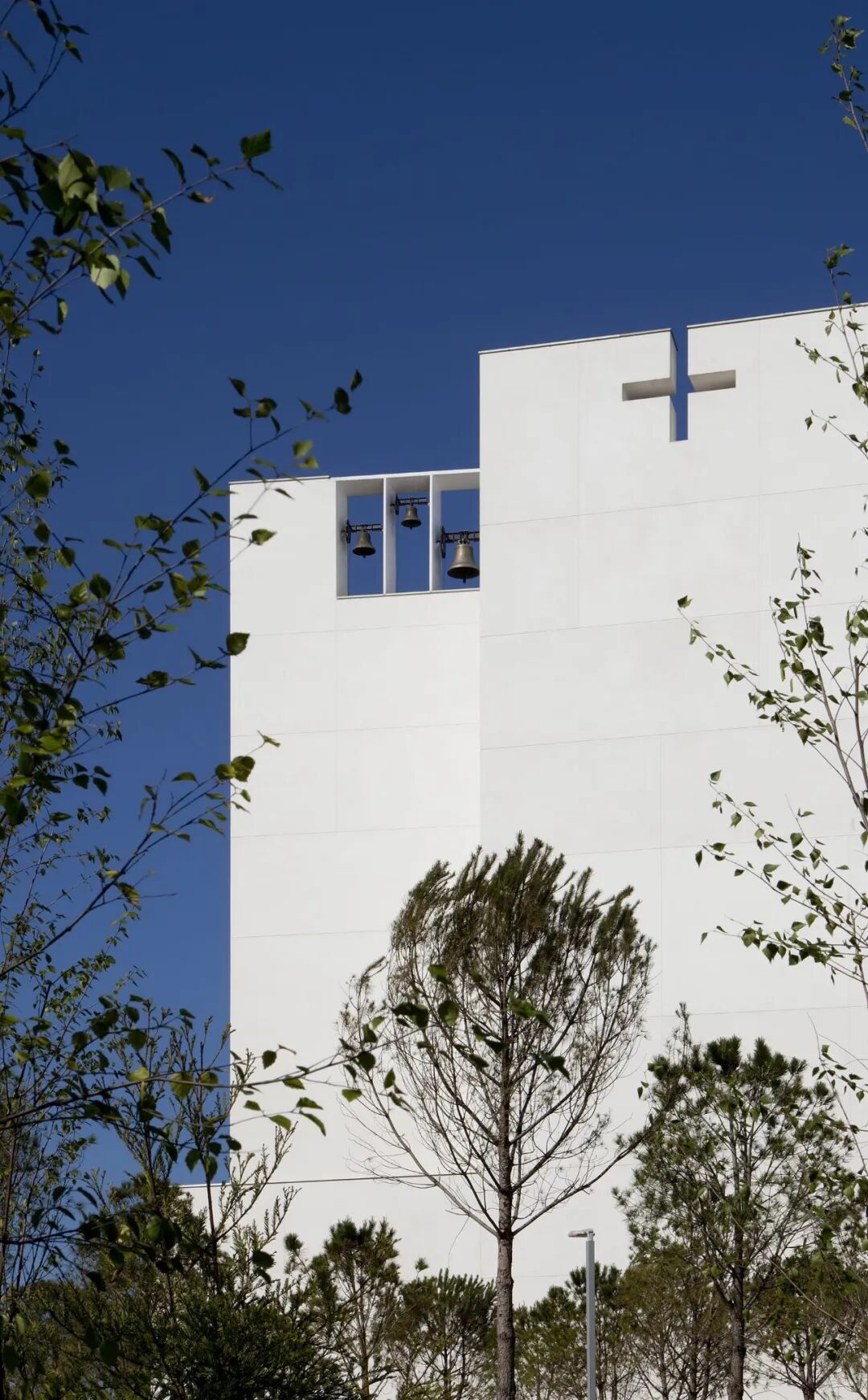 rafael moneo谈及"建筑与宗教体验",说道:"当建筑师面临建造教堂或