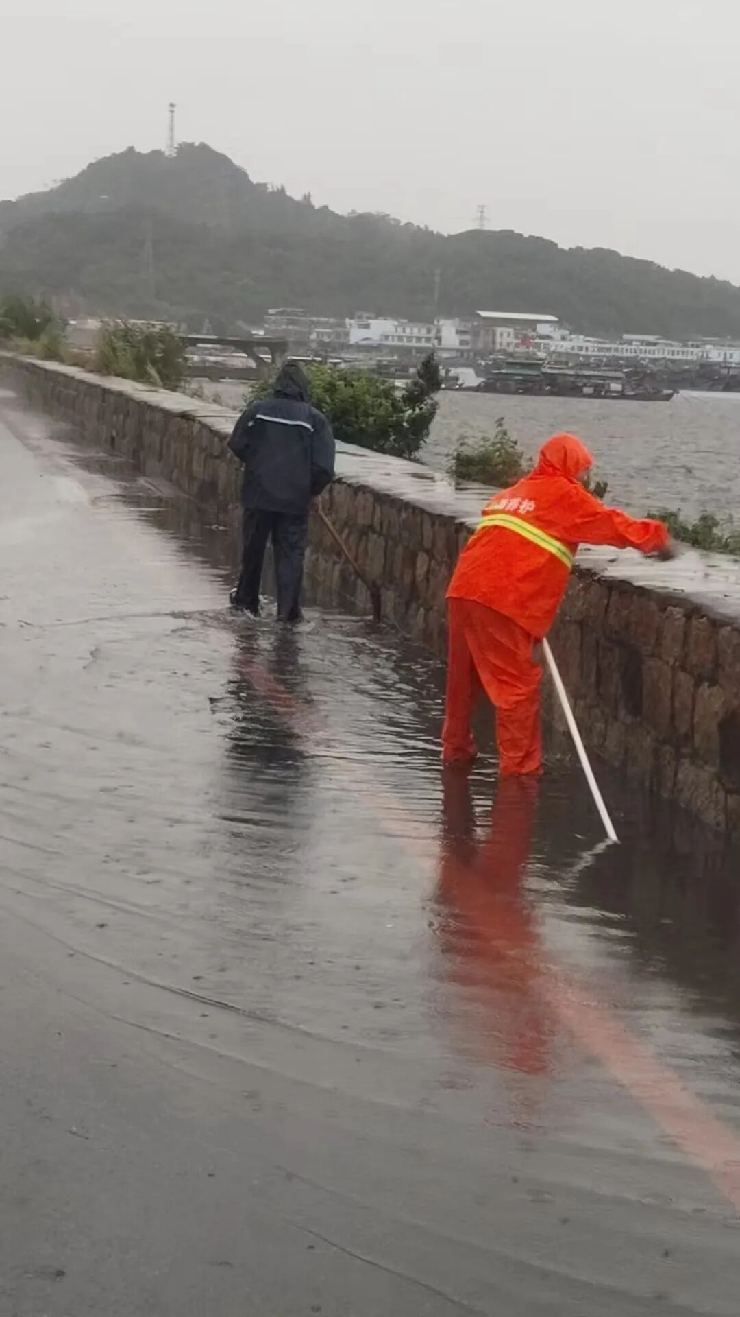 交通局雨天巡查危桥险段.jpg