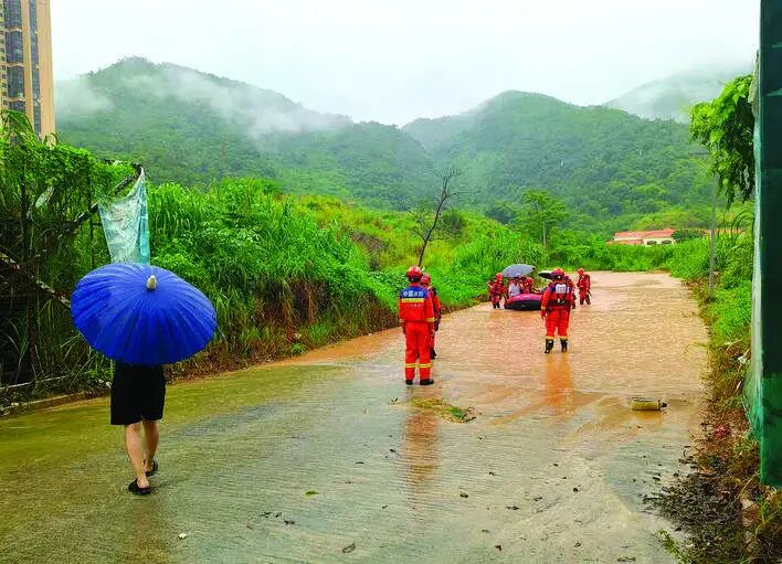 救援人员安全转移出被困群众。