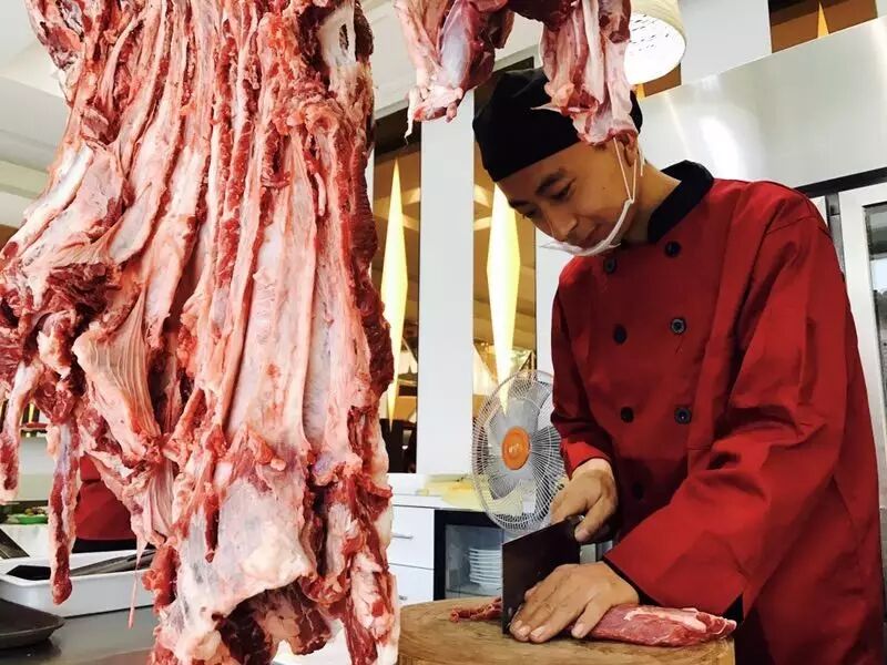 天冷吃火锅 临沂首家只卖新鲜手切牛肉的火锅店 前五桌菜金78折哟