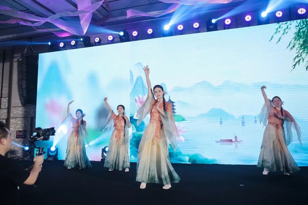 “万物向新 聚势而生” | 2024年度表彰大会暨2025年新春年会隆重举行(图90)