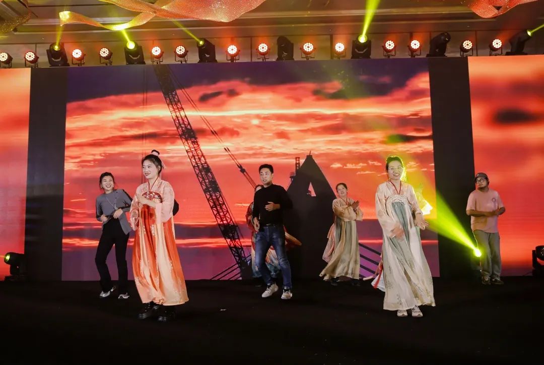 “万物向新 聚势而生” | 2024年度表彰大会暨2025年新春年会隆重举行(图83)