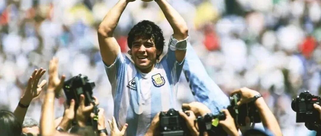 这一刻！全世界都在为马拉多纳哀悼