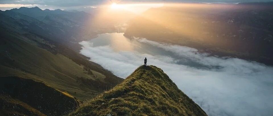 68岁男性，波动性眩晕、进行性复视半年，原因为何？丨临床推理