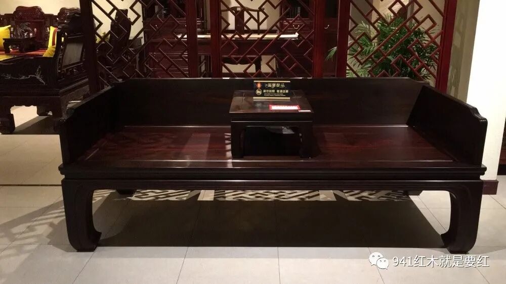 新房装修不想买红木沙发的朋友注意了，罗汉床很经典，也实用