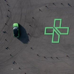 要想性能过得去，车身就得带点绿