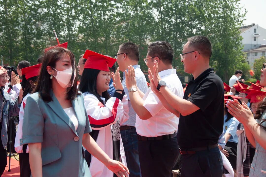 青春与责任相伴成长与感恩同行江都大桥高级中学高三年级举行成人礼