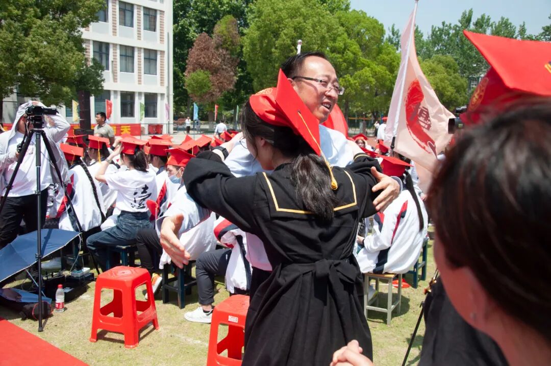 青春与责任相伴成长与感恩同行江都大桥高级中学高三年级举行成人礼