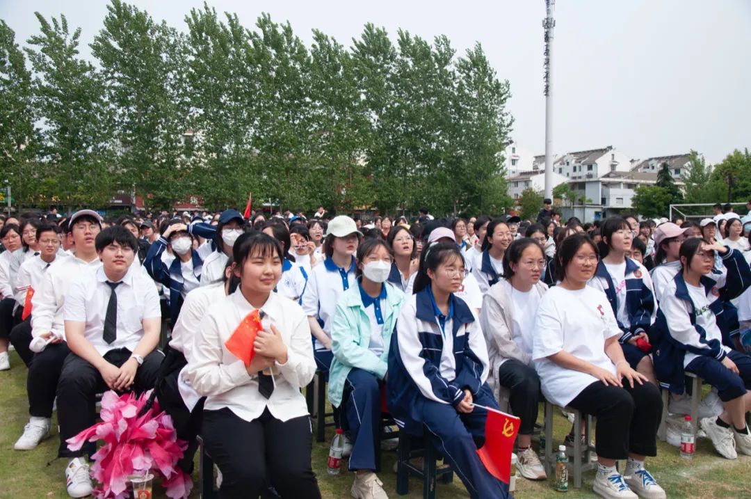 江都大桥中学举行悦青春红五月弘责任主题教育大型班级风采show活动