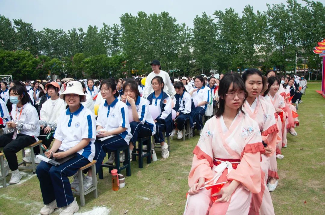 江都大桥中学举行悦青春红五月弘责任主题教育大型班级风采show活动