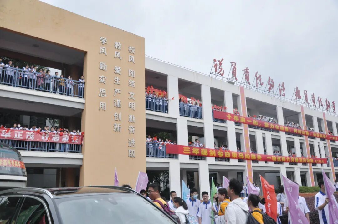 江都区大桥高级中学高考七天乐系列活动六鸣炮寓意惊人志亮剑出征誓