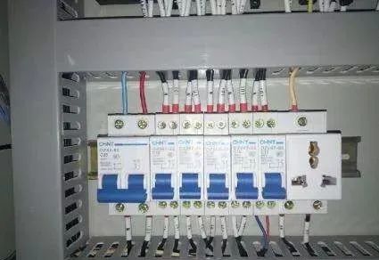 配电柜接线如果能按照这种标准做，那个电工肯定很牛逼！的图2