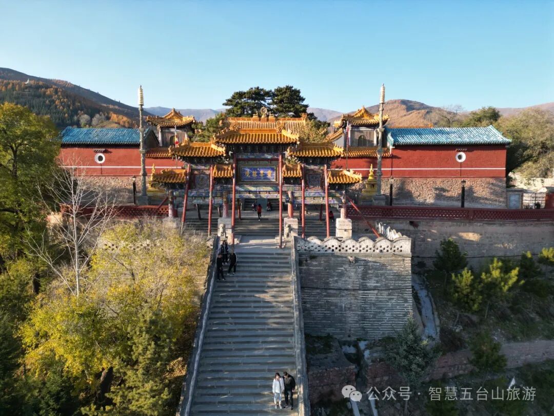 五台山海拔最高3061米，因文殊道场与深厚佛教文化积淀而成为著名佛教圣地